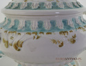 Duża waza ceramiczna w pałacowym stylu.