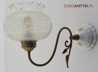 Duże stare kinkiety z kloszami w stylu retro, vintage.