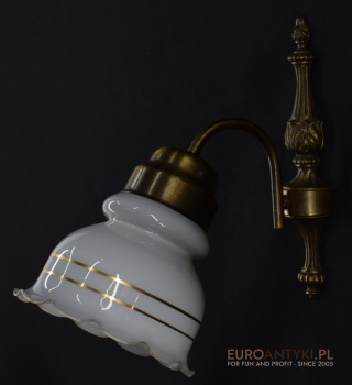 Lampa ścienna z kloszem w stylu retro, vintage.