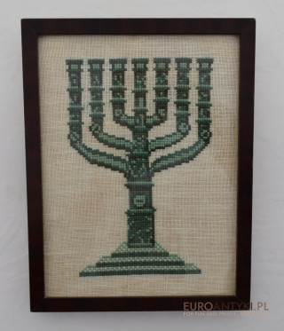 Stary obrazek z haftem menory żydowskiej. Menora