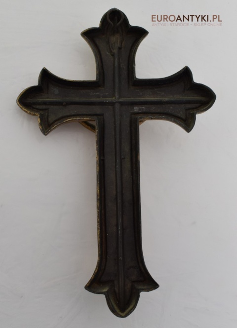 Stary nostalgiczny krzyż ścienny z Chrystusem INRI.