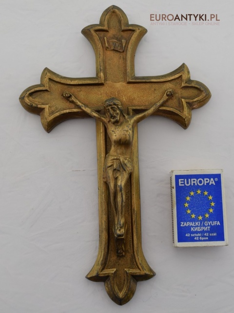 Stary nostalgiczny krzyż ścienny z Chrystusem INRI.