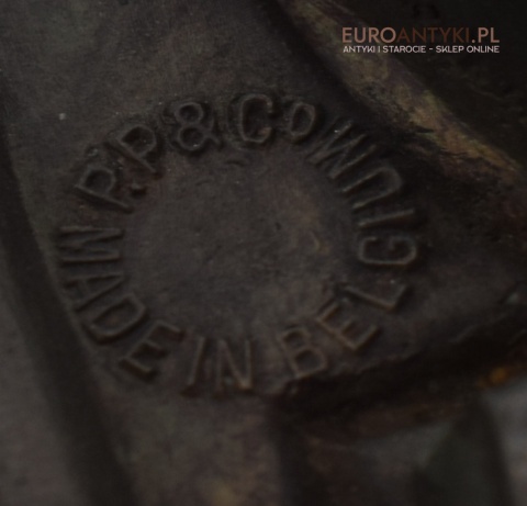 Stary nostalgiczny krzyż ścienny z Chrystusem INRI.