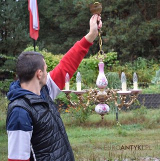 Typowy żyrandol prowansalski w lilowym kolorze.