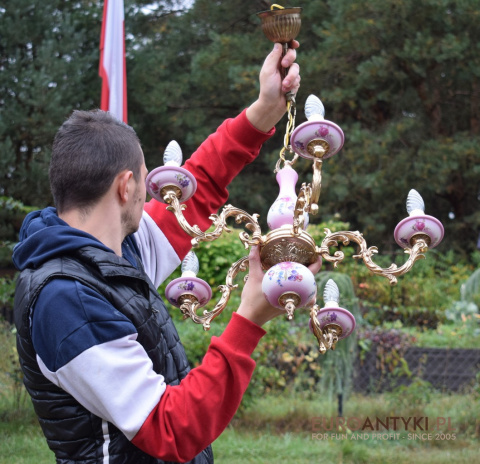 Typowy żyrandol prowansalski w lilowym kolorze.