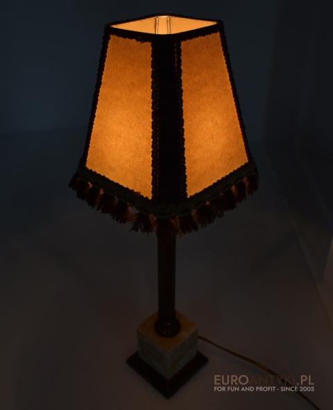 retro lampa na stolik