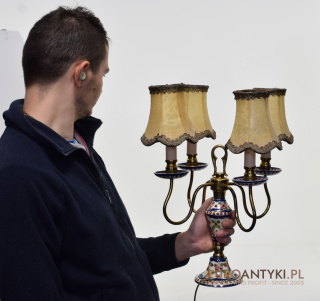 Lampa retro, vintage na stolik w stylu rustykalnym.