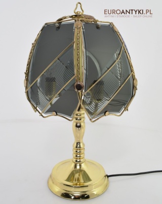 Mosiężna lampa stołowa z kloszem w stylu cottagecore, rustyk.