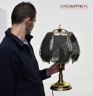 Mosiężna lampa stołowa z kloszem w stylu cottagecore, rustyk.