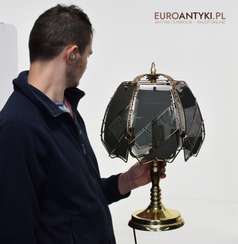 Mosiężna lampa stołowa z kloszem w stylu cottagecore, rustyk.