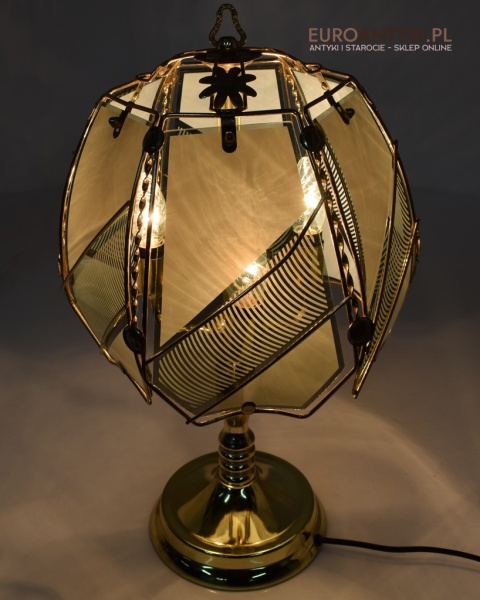 Mosiężna lampa stołowa z kloszem w stylu cottagecore, rustyk.