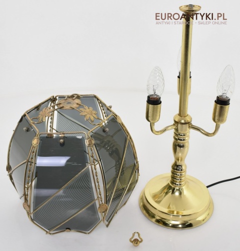 Mosiężna lampa stołowa z kloszem w stylu cottagecore, rustyk.