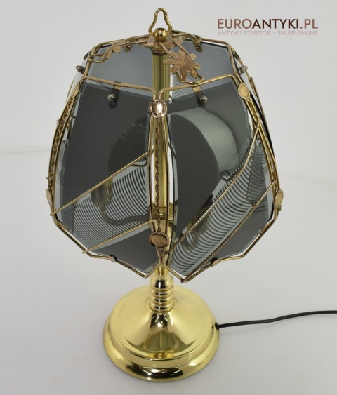 Mosiężna lampa stołowa z kloszem w stylu cottagecore, rustyk.