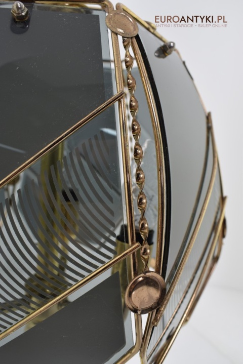 Mosiężna lampa stołowa z kloszem w stylu cottagecore, rustyk.