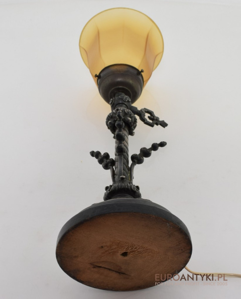 muzealna lampa na stolik