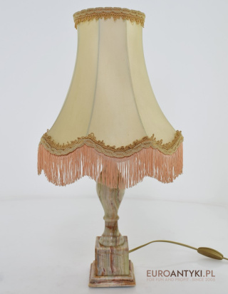 Starodawna onyksowa lampa stołowa z abażurem z babcinych czasów.