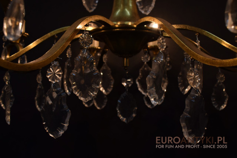 retro salonowy żyrandol z kryształami