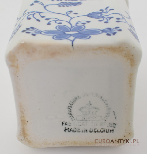 Komplet muzealnych naczynek kuchennych z porcelany.