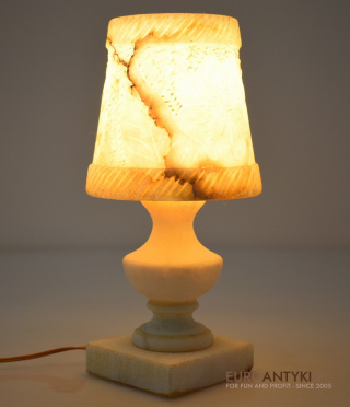 Antyczna lampa alabastrowa stołowa. Oświetlenie vintage retro.