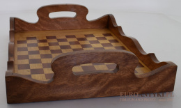 drewniana taca z szachownicą