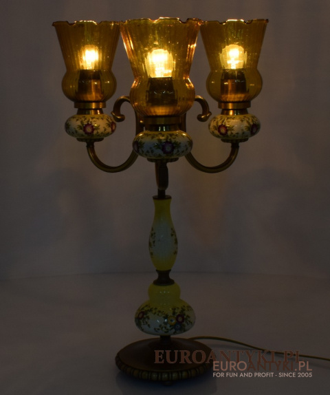 żółta ceramiczna lampa na stół