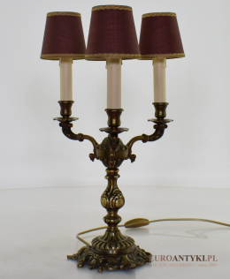 duża lampa mosiężna na stolik