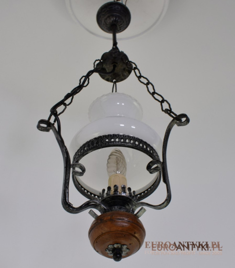 rustykalna lampa widząca do antresoli