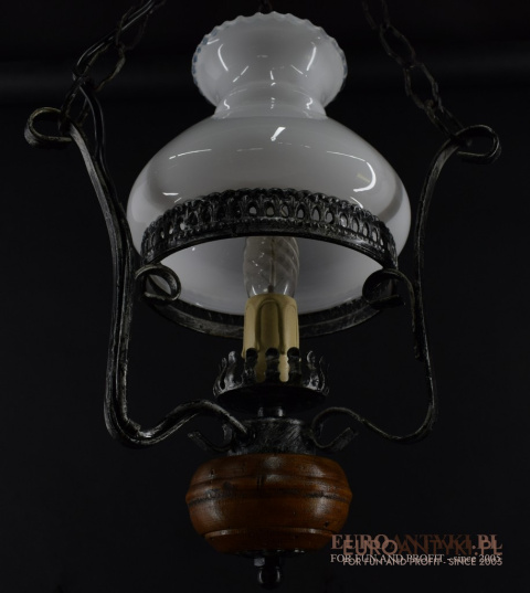 stara rustykalna lampa widząca