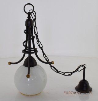 Lampa do ganku w stylu retro vintage. Starodawne lampy sufitowe.