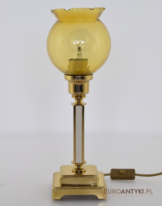 Klasyczna retro mosiężna lampka stołowa z żółtym kloszem