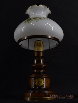 stara rustykalna lampa na stolik