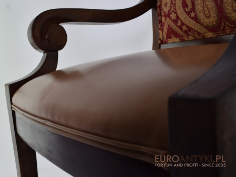 Klasyczne Biurkowe Krzesło w Stylu Empire: Elegancja i Luksus XIX Wieku
