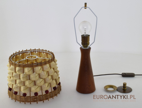 Lampka Stołowa w Stylu Mid-Century z Drewnianą Nóżką i Wiklinowym Abażurem