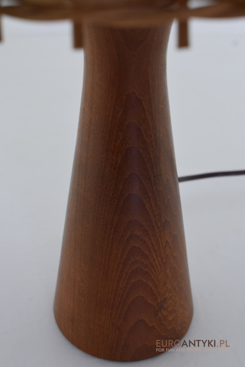 Lampka Stołowa w Stylu Mid-Century z Drewnianą Nóżką i Wiklinowym Abażurem