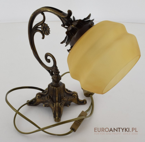 Elegancka mosiężna lampka z żółtym kloszem