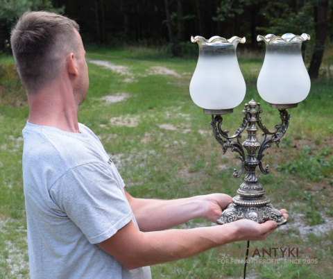 Lampa antyczna z florystycznymi kloszami