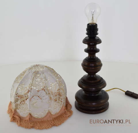 Vintage lampa stołowa z dzierganym abażurem