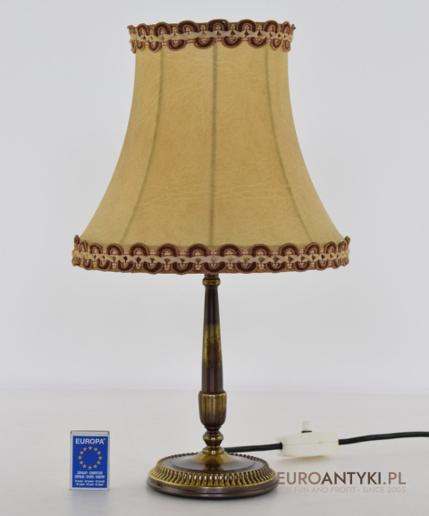 retro lampa stołowa z dekoracyjnym abażurem