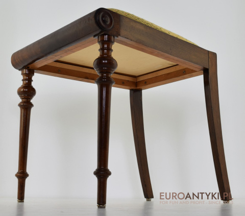 Taboret w Stylu Biedermeier – Elegancja i Klasyka XIX Wieku