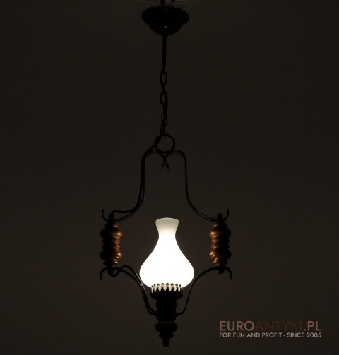 Rustykalna lampa do wiejskiego domu