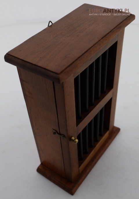 drewniana szafka do przechowywania kluczy
