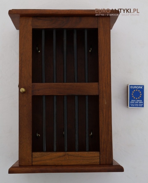 retro szafka do przechowywania kluczy