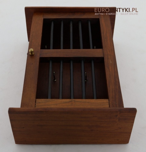 starodawna szafka do przechowywania kluczy