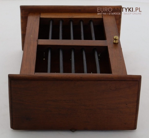 drewniana szafka ścienna na klucze