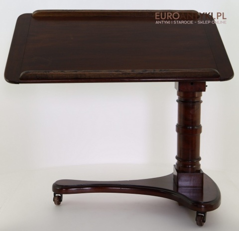 muzealny stolik drewniany do czytania