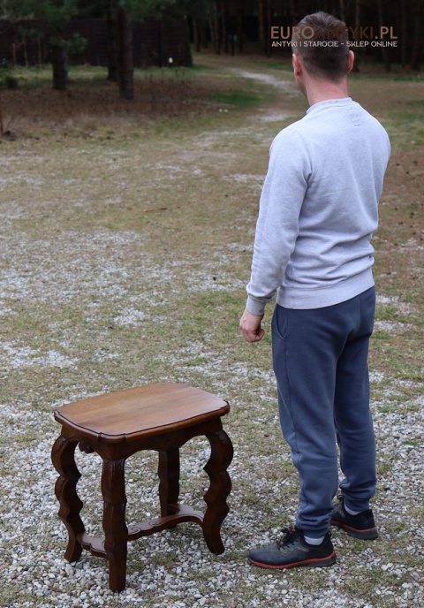 rzeźbiony stoliczek pomocniczy