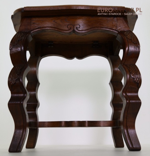 wystawowy stoliczek antyczny