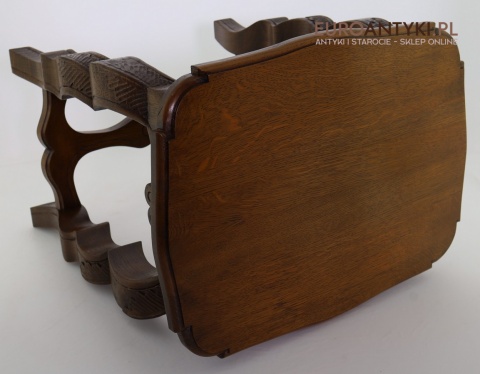 mały stoliczek z rzeźbieniami