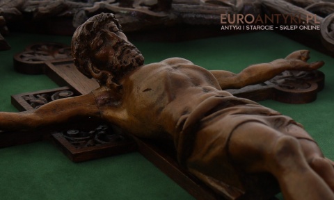 antyczny krucyfiks ręcznie rzeźbiony