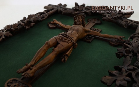 stary drewniany krzyż neogotycki